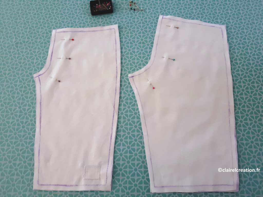 Fourches des demi-pantalons du pantacourt épinglées avant assemblage