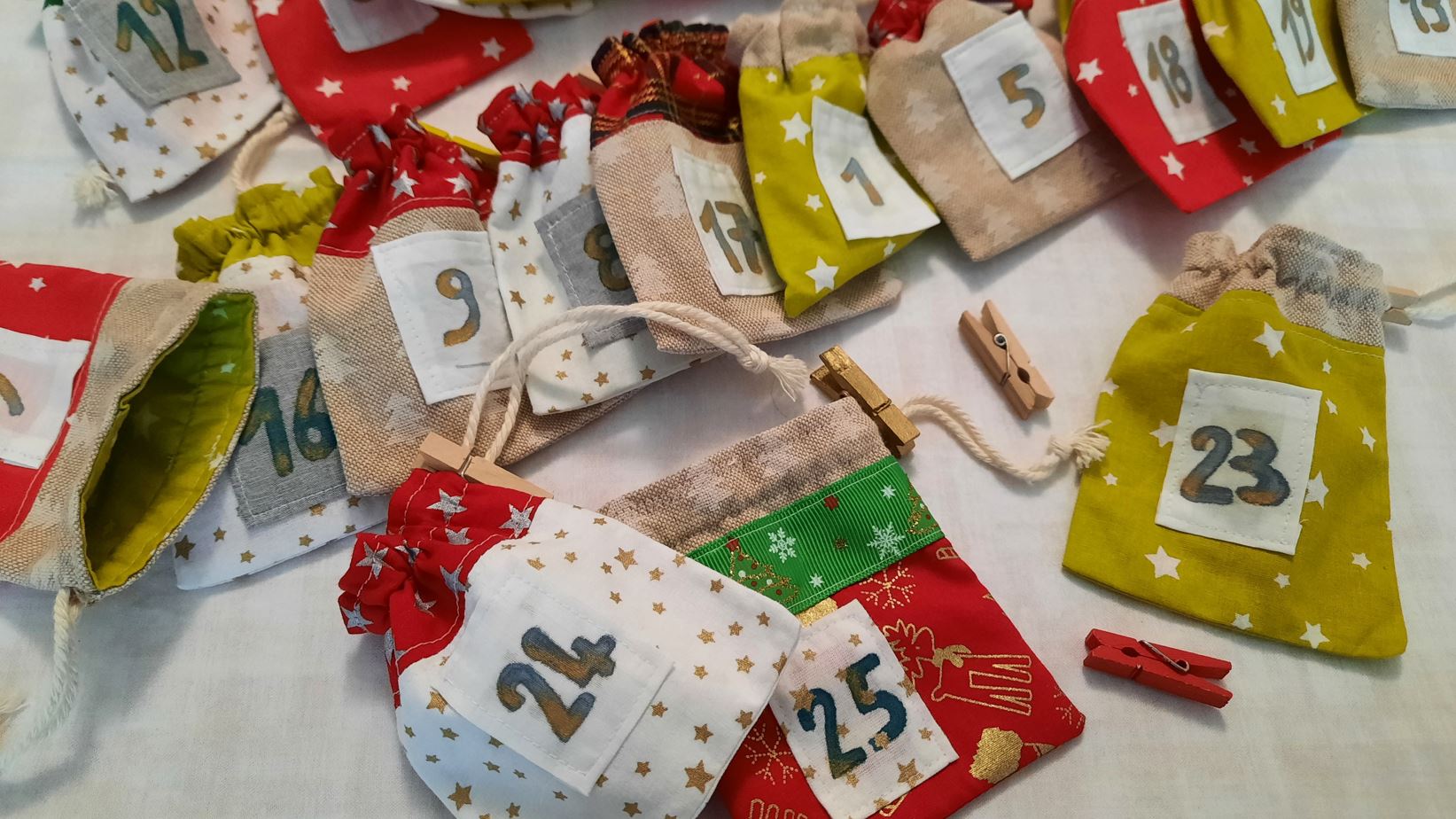 Bientôt Noël ! Petits sacs pour calendrier de l'avent - Claire L. Création